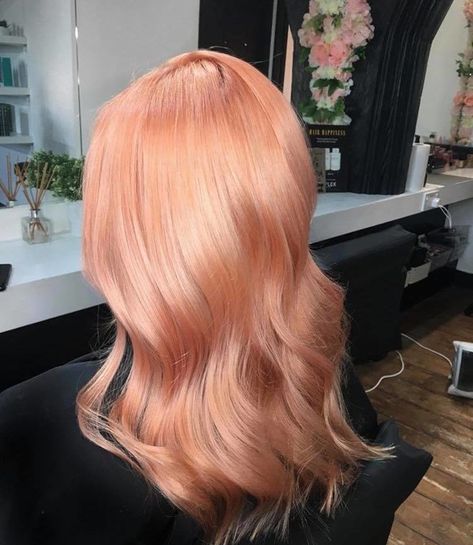 The Peachy Blonde Is The Perfect Light Hair Color For Fall Peachy Blonde, Peach Hair Dye, Hair Color For Fall, Peach Blonde, Beige Hair Color, Blond Rose, Light Strawberry Blonde, Peach Hair Colors, Coral Hair