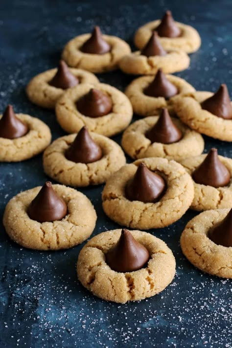 Peanut Butter Blossoms from afarmgirlsdabbles.com - Soft and chewy, with a crackly sugar crust and chocolate kiss, this easy classic cookie recipe is a must during the holidays! #peanutbutter #cookie #cookies #blossom #blossoms #recipe #easy #best #hersheys #kiss Peanut Butter Blossoms Recipe, Peanut Butter Blossom, Healthy Peanut Butter Cookies, Butter Cookies Easy, Peanut Butter Blossom Cookies, Butter Cookie Recipe, Classic Cookies Recipes, Easy Peanut Butter Cookies, Easy Christmas Cookie Recipes