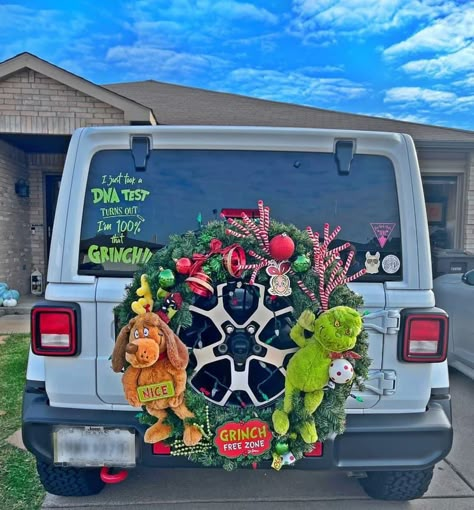 Jeeps Decorated For Christmas, Carros Halloween, Grinch Jeep Decorations, Jeep Tire Christmas Wreath, Jeep Wreath, Halloween Jeep Wrangler Decorations, Jeep Wrangler Holiday Decorations, Jeep Wrangler Christmas Decorations, Decorating Jeep For Christmas