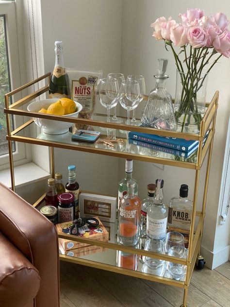 Home Bar Cart Ideas, Wine Apartment, Bar Cart Inspo, Bar Cart Ideas, Home Bar Cart, Cart Bar, Apartment Bar, Cart Ideas, Gold Bar Cart