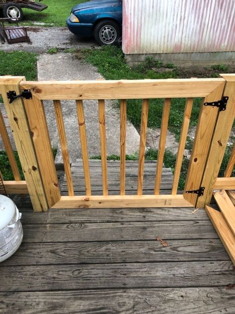 Instead of spening a fortune on a baby gate, create your own baby or pet gate with this simple tutorial. #diy #babygate #petgate #hometalk Patio Gates, Diy Dog Gate, Diy Gate, Deck Gate, Porch Gate, Diy Baby Gate, Townhouse Garden, Gazebo Plans, Dog Toilet