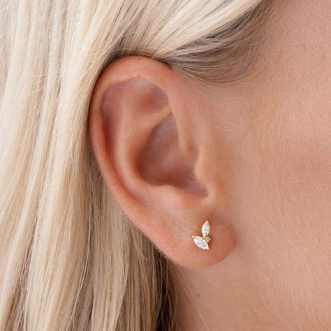 Three Diamond Earrings, Simple Jewelry Earrings, Small Earrings Gold, Gold Earrings Models, Simple Stud Earrings, Mini Earrings, Climber Earrings, Gold Stud Earrings, Classy Jewelry