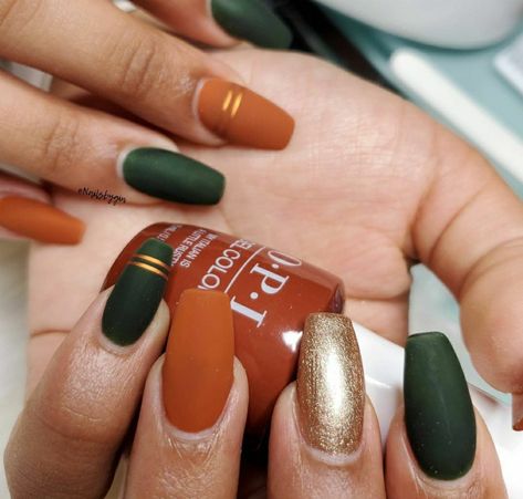 Pretty Nails For Fall 2023, Fall Green And Orange Nails, Rust And Green Nails, Burnt Orange And Sage Green Nails, September October Nails, Autumn Nails Green And Orange, Emerald Fall Nails, Dark Green Fall Nails Designs, Fall Season Nails Green