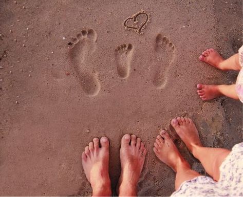 Photo Shoot Beach Family, Holiday Pics Family, Family Beach Selfie, Family Photo Shoot On Beach, Family On The Beach Photography, Aquarium Family Pictures, Beach Poses Family Of 3, Cute Family Beach Picture Ideas, Family Photo Shoot Beach Baby