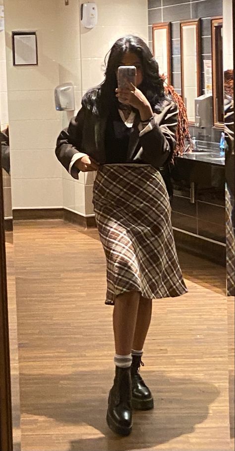 Autumn Outfits Brown Skirt, Knee Length Skirt Outfit Aesthetic, Brown Checkered Skirt Outfit, Light Brown Skirt Outfit, Dark Brown Skirt Outfit, Brown Skirt Outfit Aesthetic, Skirt Outfits Brown, Brown Suede Skirt Outfit, Brown Midi Skirt Outfit