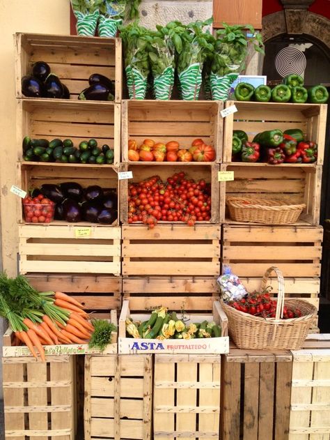 Salad Display Ideas, Salad Display, Veggie Display, Udine Italy, Fruit Stall, Market Stall Display, Farmers Market Stand, Farmers Market Display, Produce Displays