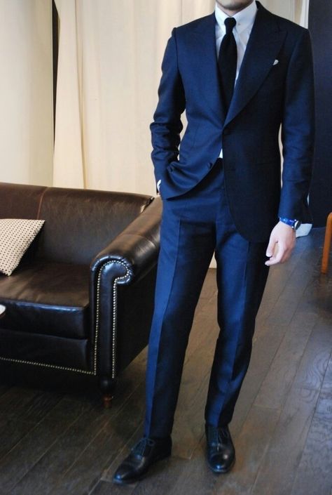 AZUL CON CORBATA Y ZAPATOS NEGROS Terno Slim Fit, Navy Tuxedos, Terno Slim, Style Gentleman, Navy Blue Tuxedos, A Man In A Suit, Man In A Suit, Blue Wedding Inspiration, Blue Tuxedos