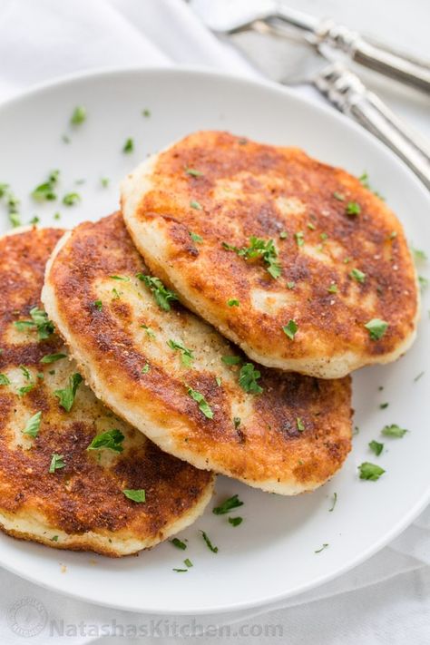 Mashed potato pancakes are a creative way to use leftover mashed potatoes! These are stuffed with a juicy meat filling. Delicious and they reheat well! Potato Pancakes From Mashed Potatoes, Potatoe Pancakes, Mashed Potato Pancakes Recipe, Stuffed Mashed Potatoes, Mashed Potato Pancakes, Potatoe Pancake Recipe, Ukrainian Food, Easy Mashed Potatoes, Potato Fritters