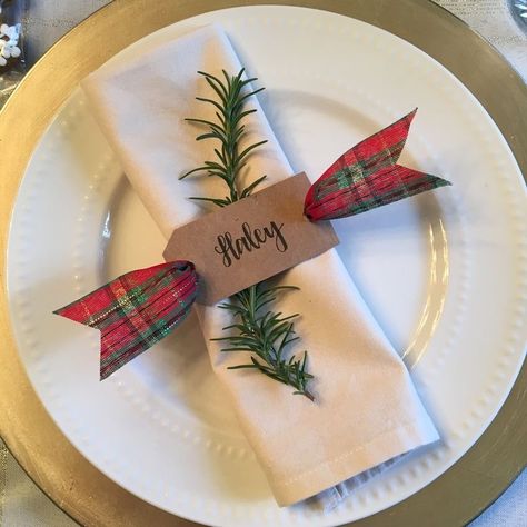 Xmas Wedding Table Decorations, Personalized Christmas Napkins, Rustic Christmas Napkin Rings, Christmas Themed Table Settings, Napkin Ring Diy Christmas, Handmade Christmas Napkin Rings, Christmas Table 2022, Xmas Napkin Rings, Christmas Dinner Napkin Ideas