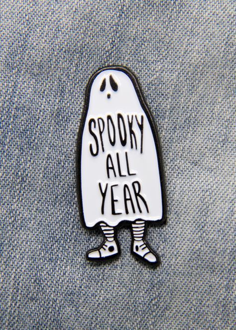 A cool ghost lapel pin for Halloween fall fashion. Punk rock style. Punk Quotes, Spooky Pins, Ghost Pins, Gothic Mode, Jacket Pins, Halloween Pins, Witch Fashion, Patches And Pins, Punk Rock Fashion