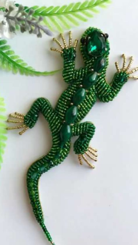 Bead Lizard, Costume Jewelry Crafts, Beaded Flowers Patterns, Beaded Shoes, Beaded Brooches, Paper Craft Tutorials, Brooch Diy, Beautiful Beadwork, Beading Jewelery