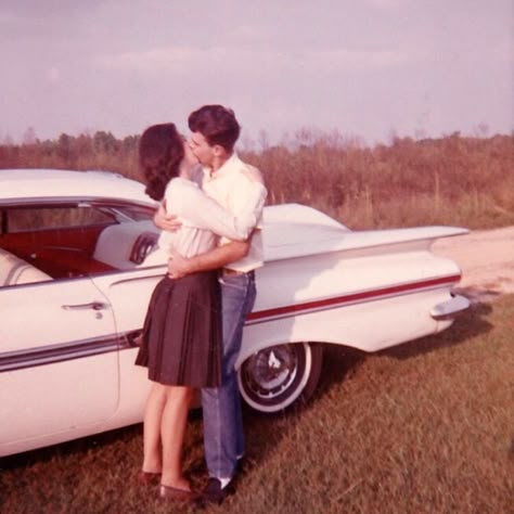 Here is a color collection of beautiful pics that shows what young couples looked like in the 1960s. 60s Couple, 50s Couple, 70s Couple, Old Romance, 60s Aesthetic, Old Fashioned Love, Vintage Couples, 70s Aesthetic, Vintage Romance