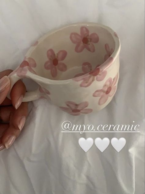 Cermanics Aesthetic, Ceramic Pottery Aesthetic, Pottery Painting Aesthetic, Ceramic Cup Painting Ideas, Pottery Painting Ideas Aesthetic, Ceramic Cafe, Diy Pottery Painting, Tanah Liat, Hand Painted Mugs