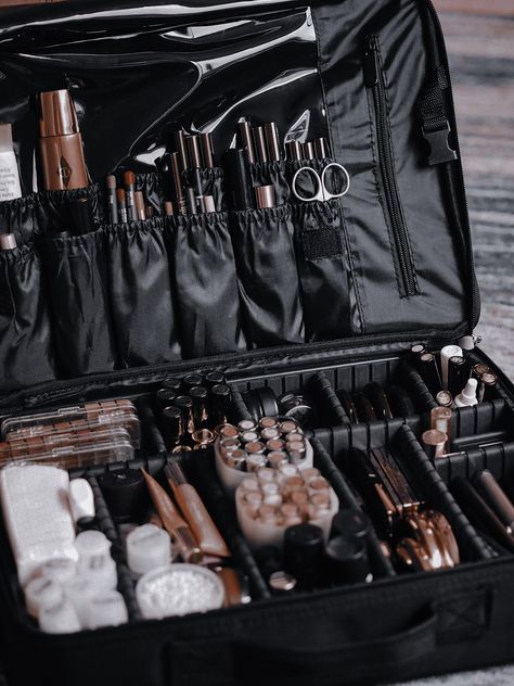 Pro Makeup Kit, Makeup Kit Organization, Makeup Artist Kit Organization, Freelance Makeup Artist Kit, Makeup Artist Career, Makeup Artist Kit Essentials, Make Up Factory, Make Up Sposa, Make Up Kits