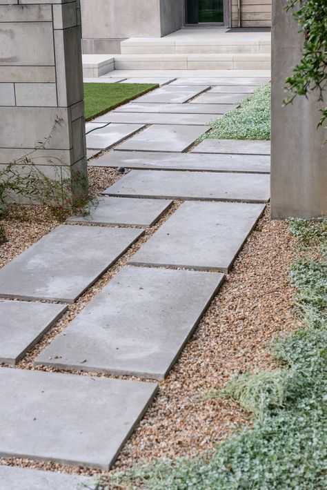 Paver Path With Grass In Between, Pathway With Rocks, Cover Cracked Concrete Patio, Modern Paver Walkways To Front Door, Design Aethstetic, Design Per Patio, Ideas Jardin, Yard Pathway, Landscape Walkway