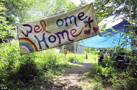 A sign welcomes people to the gathering of the Rainbow Family of Living Light in… Captions For Rainbow Pictures, Rainbow Family Gatherings, Rainbow Gathering, Hippie Commune, Vermont Mountains, Fantasy Music, Rainbow Family, Rainbow Pictures, 60s Hippie