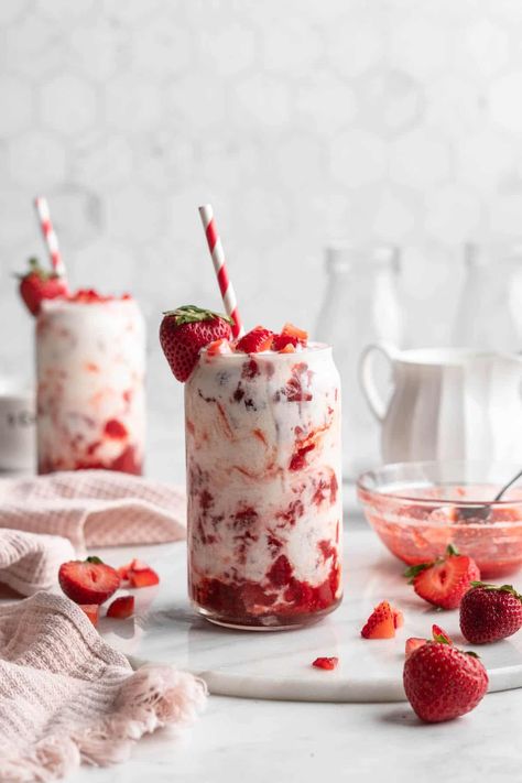 Korean Strawberry Milk, Korean Strawberry, Homemade Cashew Milk, Easy Strawberry Desserts, Strawberry Banana Bread, Banana Splits, Strawberry Drinks, Strawberry Dessert Recipes, Berry Recipes