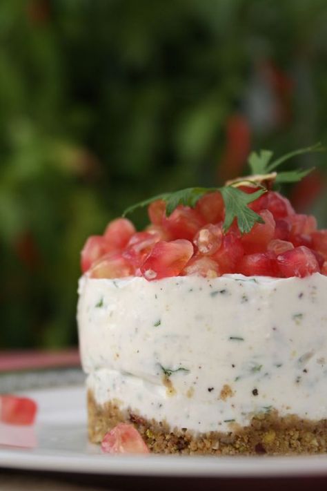 Savoury Feta and Pomegranate Cheesecake with Pistachio, Mint and Parsley Savoury Cheesecake, Pomegranate Cheesecake, Savory Cheesecake, Savory Cheese, Savory Tart, Summer Salad, Savoury Cake, Sweet Savory, Cheesecake Recipes