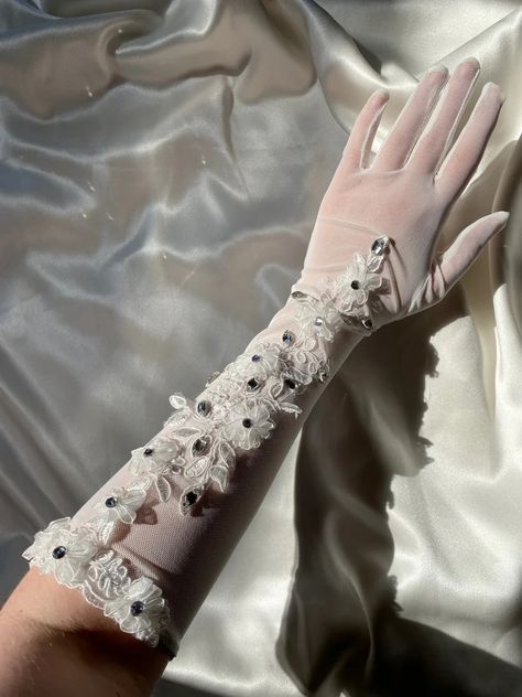 3D FLORAL Lace Appliqué on Elbow Length White Stretch Mesh - Etsy UK Royal Aesthetic Princess Dress, Royal Gloves, Aesthetic Gloves, Aesthetic Princess Dress, Classy Gloves, Bridal Gloves Long, Glamour Gloves, Princess Gloves, Cream Gloves