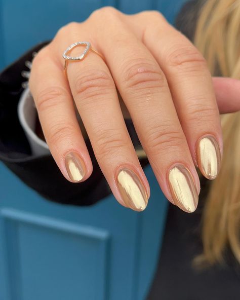 28 Gold Chrome Nails 2024: Luxe Trends & Chic Designs - divagaze.com Golden Birthday Nails, Golden Chrome Nails, Finger Nail Colors, Winter Formal Nails, Nail Moon, Chrime Nails, Golden Nails Designs, Formal Jewellery, Eras Tour Nails