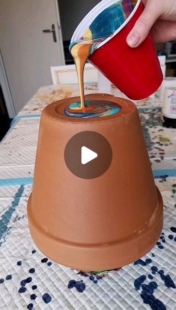 Painting And Decorating Ideas, Abstract Pot Painting, Terracotta Pot Decor, Swirl Painting Ideas, Hand Painted Flower Pots Diy Cute Ideas, How To Paint A Vase, Paint On Glass Ideas, Painted Plant Pot Ideas, Terracotta Planter Ideas