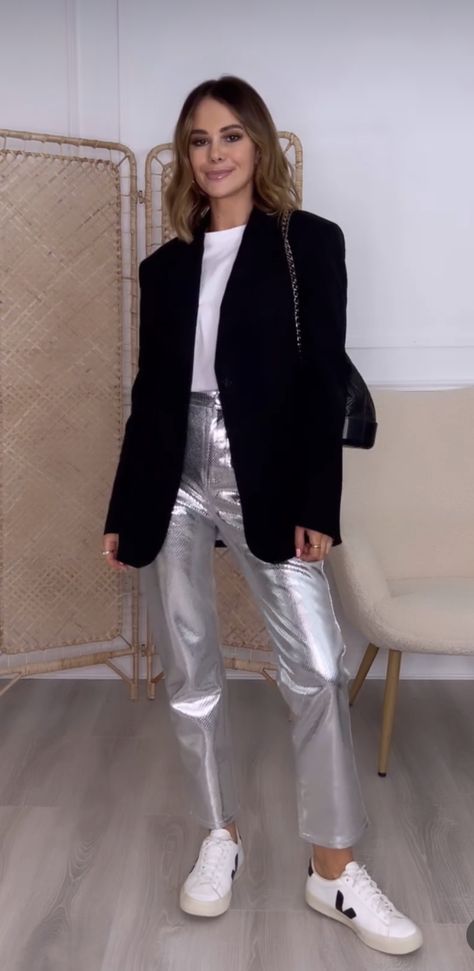 Silver Leather Blazer Outfit, Frankie Shop Outfit, Silver Jeans Street Style, Metalic Pants Silver Outfit, Metallic Silver Pants Outfit Casual, Gold Leather Pants Outfit, How To Wear Metallic Pants, Silver Metallic Trousers Outfit, Winter2023 Outfit