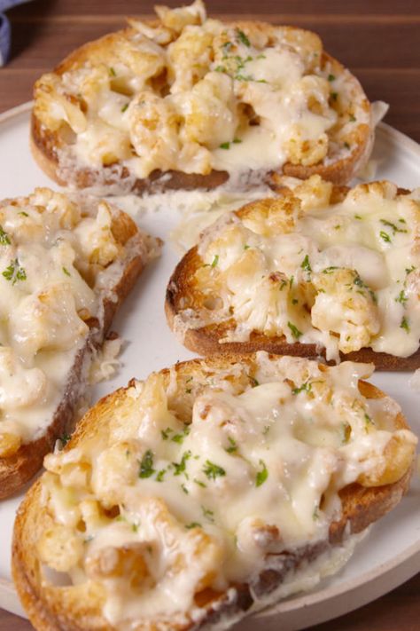 Cheesy Cauli Toast Last Minute Appetizer, Sweet Potatoe Bites, Low Carb Easy, Cauliflower Recipe, Low Carb Appetizers, Dinner Side Dishes, Appetizers And Dips, Thanksgiving Appetizers, Recipes Appetizers