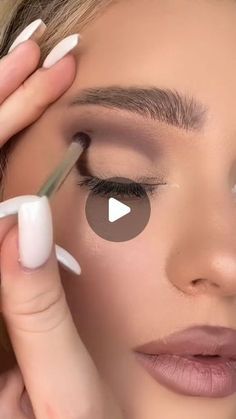 Eye Makeup Guide, Winged Eyeliner Makeup, Natural Eye Makeup Tutorial, Beginners Eye Makeup, Makeup Tutorial Eyeliner, Eye Makeup Techniques, Hair And Makeup Tips, Face Makeup Tips, Makeup Mistakes