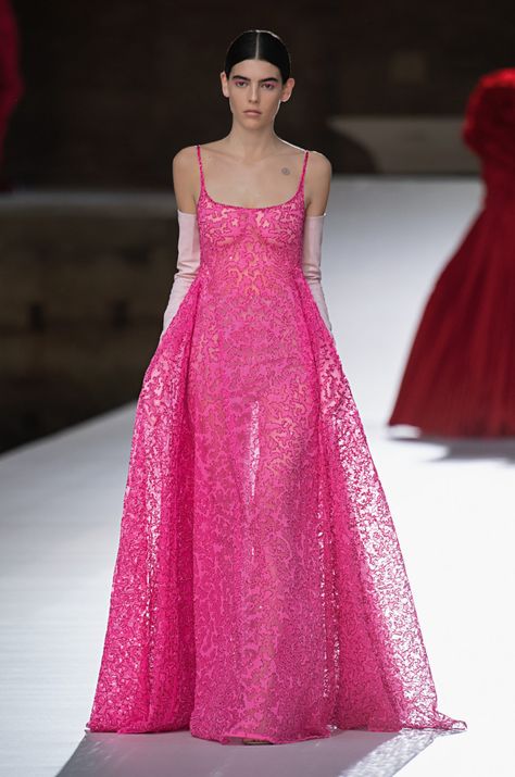 Valentino Turns Venice Into an Artful Fashion Stage — Bringing the Magic Back Pierpaolo Piccioli, Valentino Gowns, Look Rose, Valentino Haute Couture, Runway Fashion Couture, Valentino Fashion, Valentino Couture, Valentino Dress, Pink Gowns