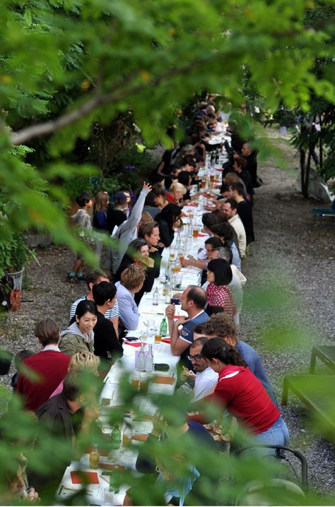 dining at one long table--more social than many smaller ones Intentional Community, Portable Garden, A Moveable Feast, Outdoor Dinner Parties, Urban Agriculture, Community Living, Outdoor Dinner, Community Garden, Long Table