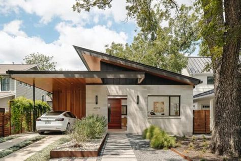 A fabulous contemporary dream home created for empty nesters in Texas Exterior Bungalow, Modern Carport, Stucco Siding, Wood Cladding, Mid Century Modern House, Architect Design, Dream Home Design, Contemporary House, A House