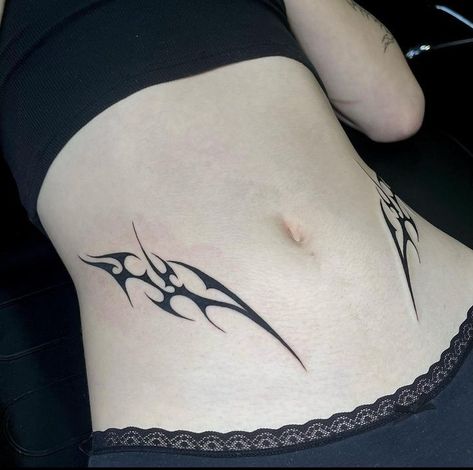 Cybersigilism stomach tattoo Cyberciligism Tattoo, Abdomen Tattoo, Aesthetic Tattoo Ideas, Stomach Tattoos Women, Waist Tattoos, Pretty Hand Tattoos, Sharpie Tattoos, Muster Tattoos, Stars Design