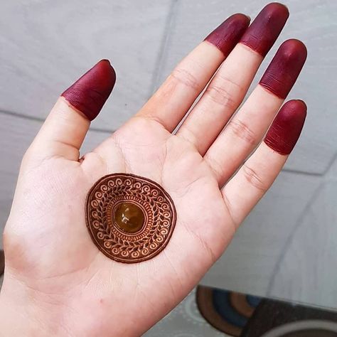 Round Mehndi Design, Short Mehndi Design, Palm Mehndi Design, Mehndi Designs Fingers, Finger Henna, Pretty Henna, Simple Henna Tattoo, Mehndi Designs For Kids, Circle Mehndi