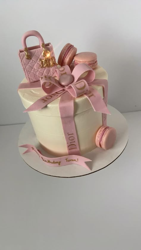 Designer Bag Cake, Dior Cake Ideas, Dior Birthday Cake, Rich Birthday Cake, Tall Birthday Cake, Dior Cake, Glamour Cake, Chanel Birthday Cake, 17. Geburtstag