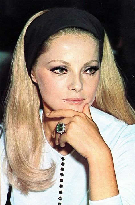 60s Bun, Moda Disco, Klasik Hollywood, Paris Shoot, Virna Lisi, Italian Hair, 60s Makeup, 1960s Hair, 70s Makeup