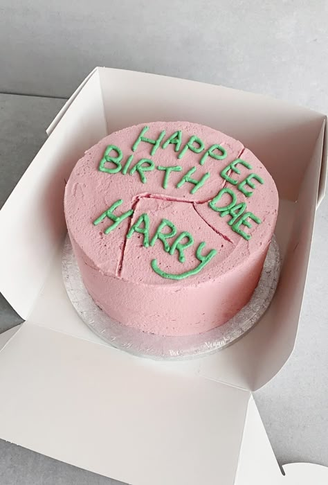 Harry Potter chocolate cake recipe | The Little Blog Of Vegan Pastel Harry Potter, Tort Harry Potter, Harry Potter Chocolate, Gateau Harry Potter, Minimalist Cakes, Harry Potter Birthday Cake, Coffee Buttercream, Harry Potter Food, Harry Potter Cake