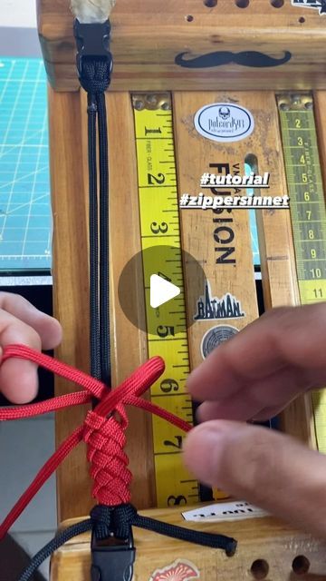 Parachute Cord Crafts Tutorials, Paracord Handle Wrap, Get Back Whip, Paracord Designs, Quick Release Knot, Paracord Wrap Handle, Knot Ideas, Parachute Cord Crafts, Lanyard Tutorial