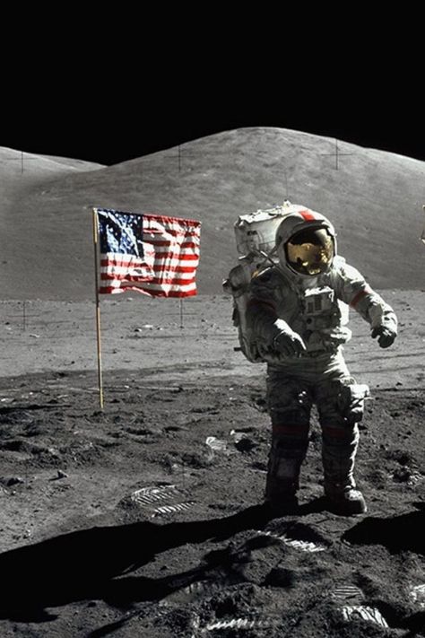 Moon Landing Photos, Man In Space, Apollo Space Program, Space Art Gallery, Nasa Space Program, Apollo 11 Moon Landing, Saturn V, Space Mission, Nasa Photos