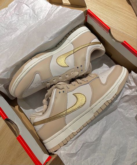 Brown Sneakers Outfit, Tenis Nike Jordan, Nike Azul, Nike Jordan 1 Low, Dunks Outfit, Nike Shoes Women Fashion, Nike Kicks, Jordan Shoes Retro, Nike Gold