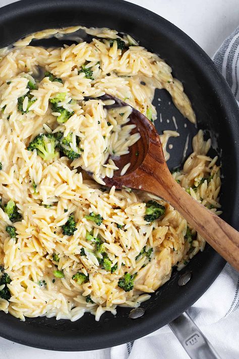 Broccoli Cheddar Orzo Broccoli Cheddar Orzo, Cheddar Orzo, Orzo Dinner Recipes, Orzo Dinner, Side Dishes Rice, Gluten Free Orzo, Cheesy Orzo, Veg Side Dishes, Family Food Ideas