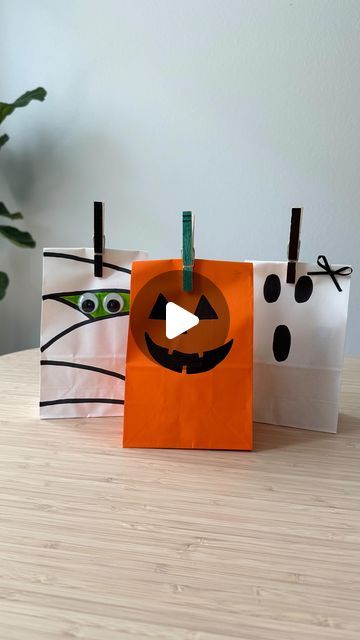 l i n z y ✌🏼 on Instagram: "Halloween treat bag idea 👻🎃 These can be filled with treats for the classroom, candy or fun little inexpensive toys. You can write the kiddos names on the clothespins if needed too!   #diytreatbag #halloweenideas #halloween2024 #teacherideas #teacherhacks #spooky #craftymama #diymama" Diy Halloween Goodie Bags For Kids, Treat Bags For Halloween, Trick Or Treat Bags To Hand Out, Halloween Goodie Bag Ideas For School, Halloween Treat Bags For Kids, Halloween Bags For Kids School, Diy Halloween Candy Bags, Halloween Package Ideas, Halloween School Treats Bags