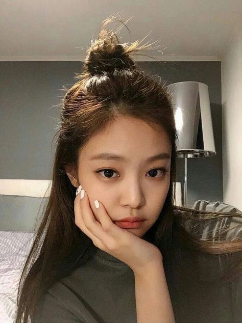 Whatever BLACKPINK’s Jennie does with her hair, it’s sure to make waves in Korea. According to beauty editors, here are 6 of the trends she’s popularizing. Blackpink Hairstyles, Jennie Hair, Blackpink Hair, Jennie Hairstyles, Kim Hair, Trendy We Fryzurach, Kpop Hair, Jennie Ruby Jane, Jennie Kim Blackpink