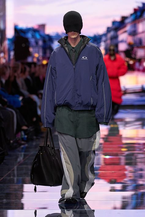 Balenciaga Fall 2024 Ready-to-Wear
https://www.vogue.com/fashion-shows/fall-2024-ready-to-wear/balenciaga/slideshow/collection#35 Balenciaga Fashion, Fall 2024, Balenciaga, Fashion Show, Ready To Wear, Fall Winter, Ootd, Vogue, Black