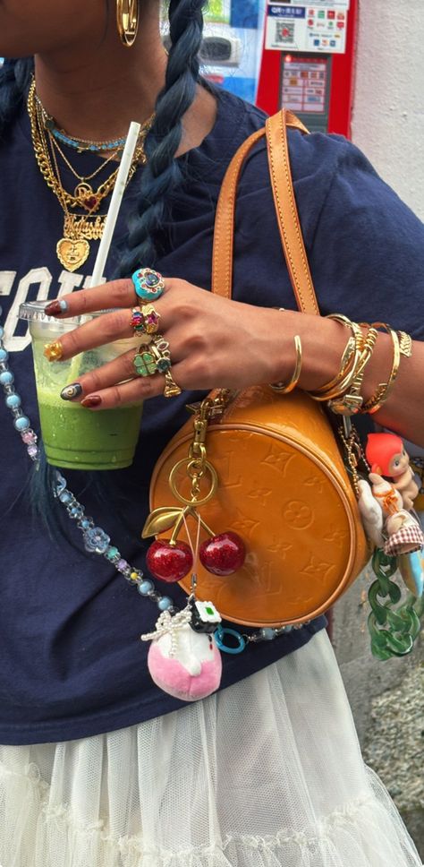 Chica Chola, Look Boho Chic, Latina Outfits, Looks Party, Mia 3, Dope Jewelry, Funky Jewelry, Stacked Jewelry, Bag Charms