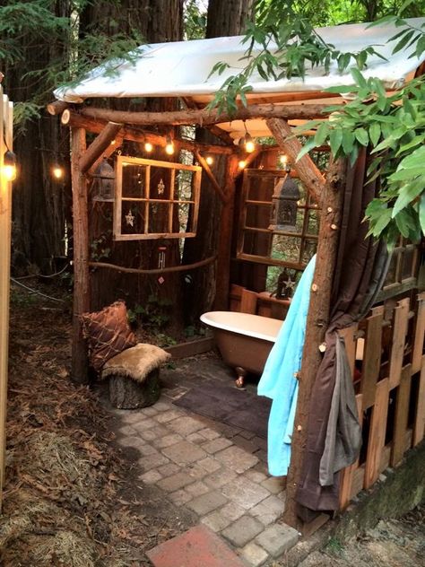 Outdoor Bath House Cabin, Outdoor Shower With Tub, Outdoor Tubs Rustic, Outdoor Soaking Tub Diy, Water Trough Bathtub Outdoor, Outdoor Shower And Tub, Pallet Shower Outdoor, Outdoor Shower In The Woods, Outdoor Bath Tub Ideas