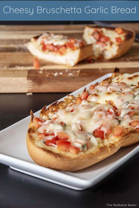 Looking for an easy appetizer for a summer barbecue or picnic? Try this delicious cheesy bruschetta garlic bread loaded with summer tomatoes. Brachetto Bread, Garlic Bread Topping, Cheesy Bruschetta Recipe, Quick Munchies, Bruschetta Bread, Bruschetta Recipes, Recipe Appetizers, Savory Breads, Best Place To Live