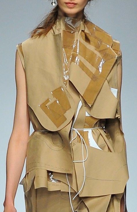 Anne Sofie Madsen | Spring 2017 | @sqchoi Anne Sofie Madsen, Deconstruction Fashion, Sculptural Fashion, Paper Fashion, Conceptual Fashion, Recycled Fashion, Upcycled Fashion, Textiles Fashion, Mode Inspo