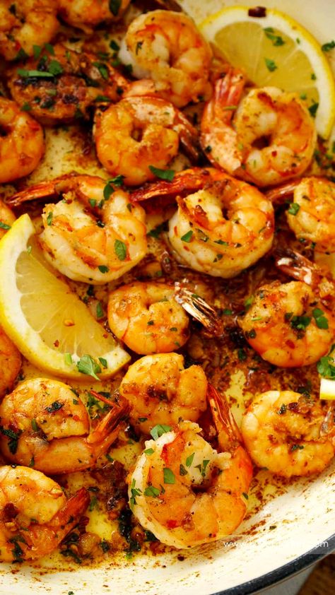 Easy garlic butter prawns recipe made with succulent king prawns, creamy garlic butter sauce and chilli flakes for a kick of heat. Cooked Prawn Recipes, King Prawn Recipes, Creamy Garlic Butter Sauce, Garlic Prawn Pasta, Easy Prawn Recipes, Butter Prawns, Butter Prawn, Easy Garlic Butter, Prawns Recipe