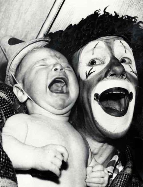 Terrifying vintage clown pics Link:   http://www.buzzfeed.com/briangalindo/21-vintage-clown-photos-that-will-make-your-skin-crawl?s=mobile#74kc9i Clown Film, Vintage Bizarre, Vintage Clowns, Famous Clowns, Clown Photos, Clown Pics, Emmett Kelly, Creepy Vintage, Send In The Clowns