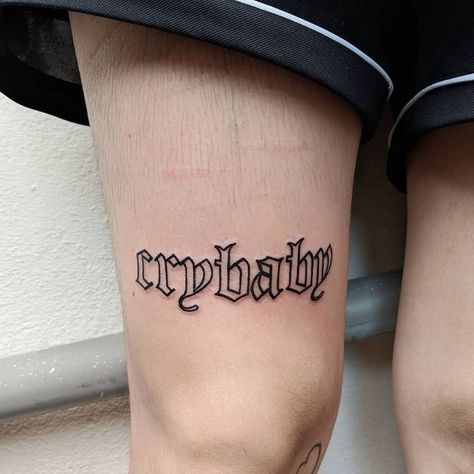 Tattoos Knee, Tato Grunge, Tattoo Knee, Font Tato, Knee Tattoos, Omerta Tattoo, Inspiration Tattoos, Text Tattoo, Incredible Tattoos